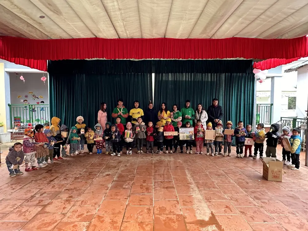 Green Up Youth volunteers with children on an impact trip to Sơn La